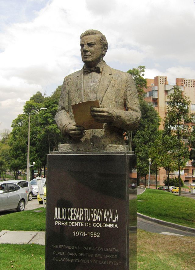 圖爾瓦伊總統的雕像（位於聖菲波哥大）