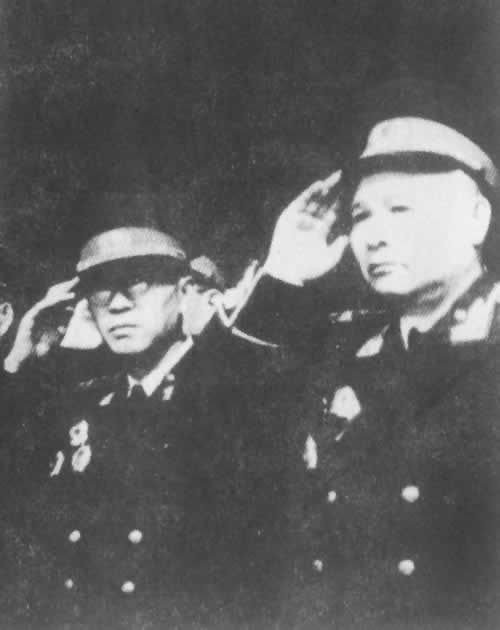 1957年徐海東(右)黃克誠在閱兵典禮上