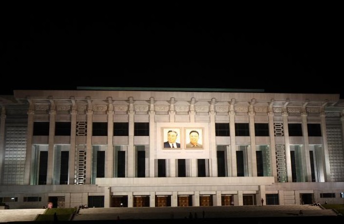 朝鮮平壤“4·25廣場”的議事堂夜景