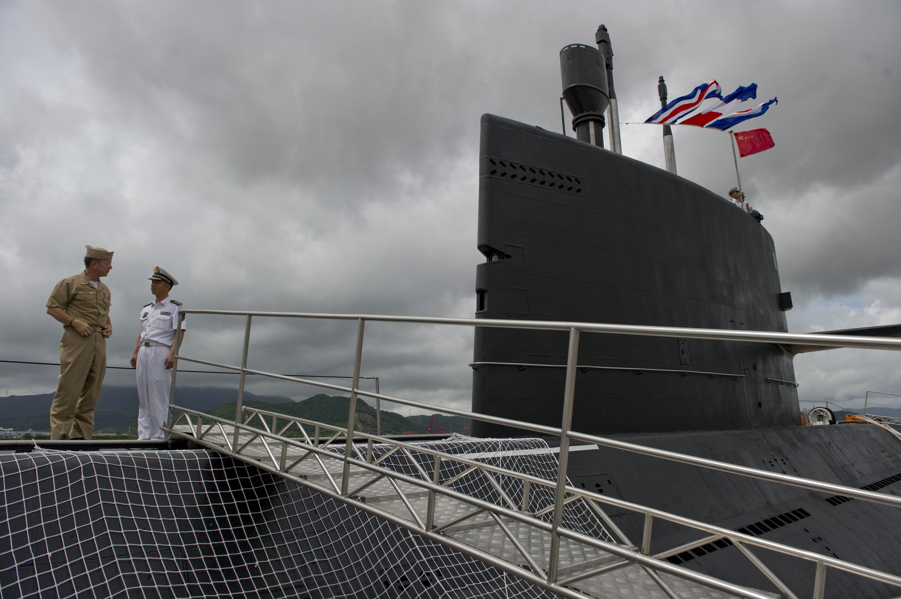 馬倫參觀了東海艦隊某潛艇部隊新型潛艇