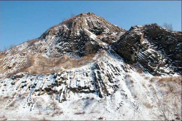 西尖山(吉林省吉林市威虎嶺下的山脈) 西尖山(吉林省吉林市威虎嶺下的山脈)