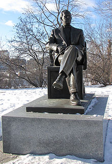 萊斯特·伯勒斯·皮爾森紀念銅像
