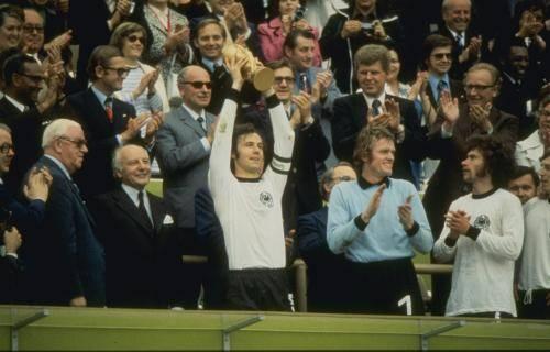 1974年世界盃貝肯鮑爾捧起大力神杯
