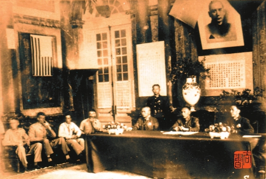 盧漢（右二）在越南接受日軍投降簽字儀式上。