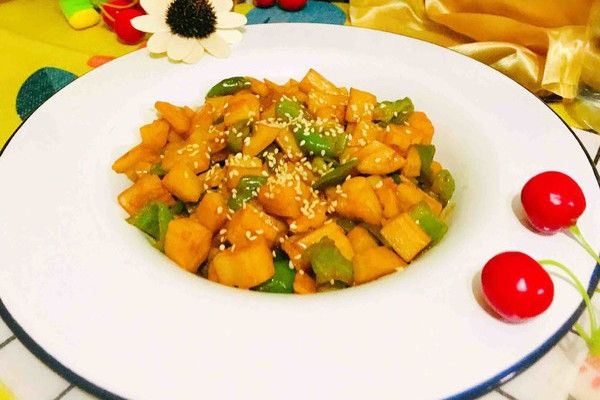 青椒炒豆腐丁 青椒炒豆腐丁