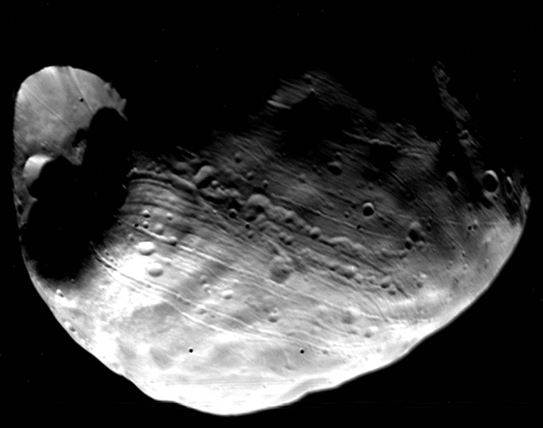 斯蒂克尼隕石坑 (在左邊) 與輻射的溝紋