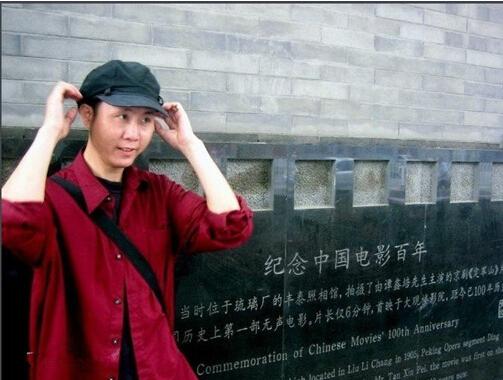 青年作家導演賀一二中國電影百年紀念碑前