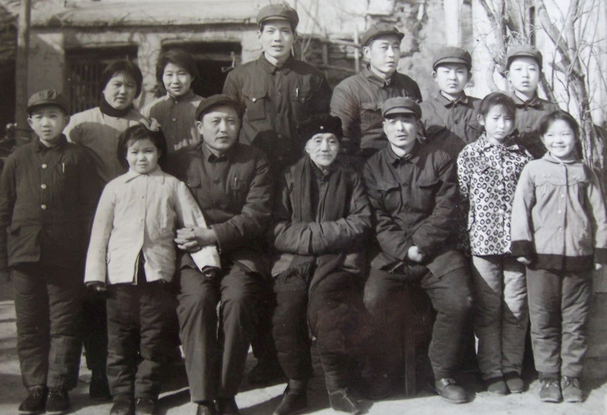 大兒子王振魯（坐左一）和家人在一起