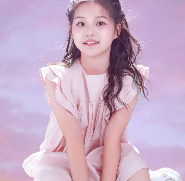 春天(中國內地女童星,女高音歌唱家吳碧霞的女兒) 春天(中國內地女童星,女高音歌唱家吳碧霞的女兒)
