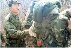 拉練途中王慶平幫助戰士理背包