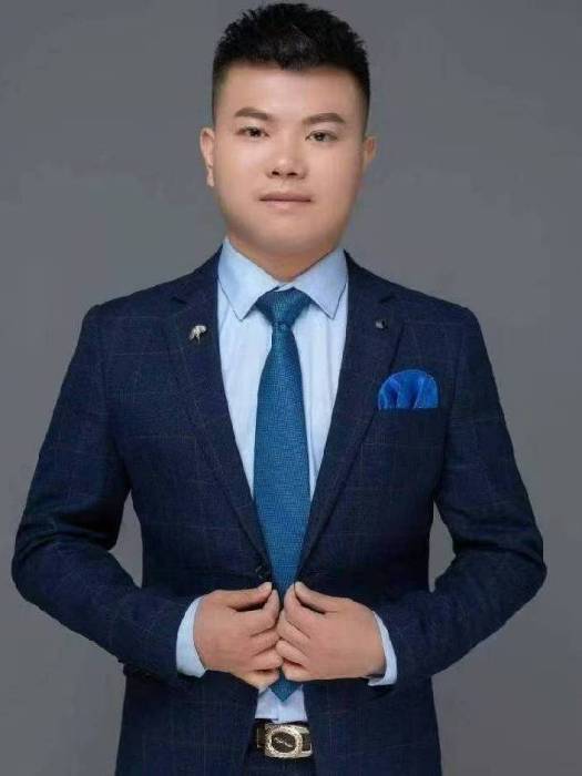 李鑫(巨通控股集團創始人、董事長兼CEO)