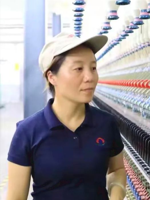 徐秋萍(第十四屆全國人大代表,扶溝縣昌茂紡織有限責任公司二車間生產經理) 徐秋萍(第十四屆全國人大代表,扶溝縣昌茂紡織有限責任公司二車間生產經理)