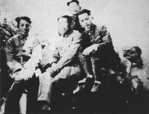 1941年廖海濤(右一)在江蘇宜興