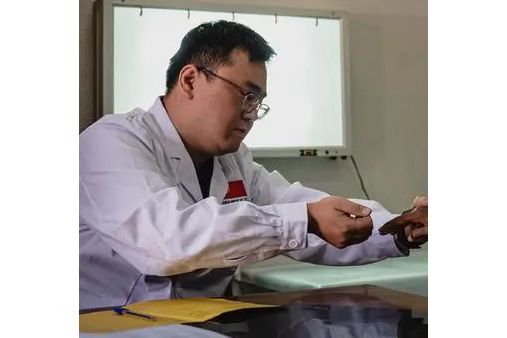 周大凱(中國援厄利垂亞第16批醫療隊脊柱外科醫生)