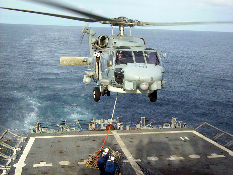 正在收放直升機的佩里級護衛艦