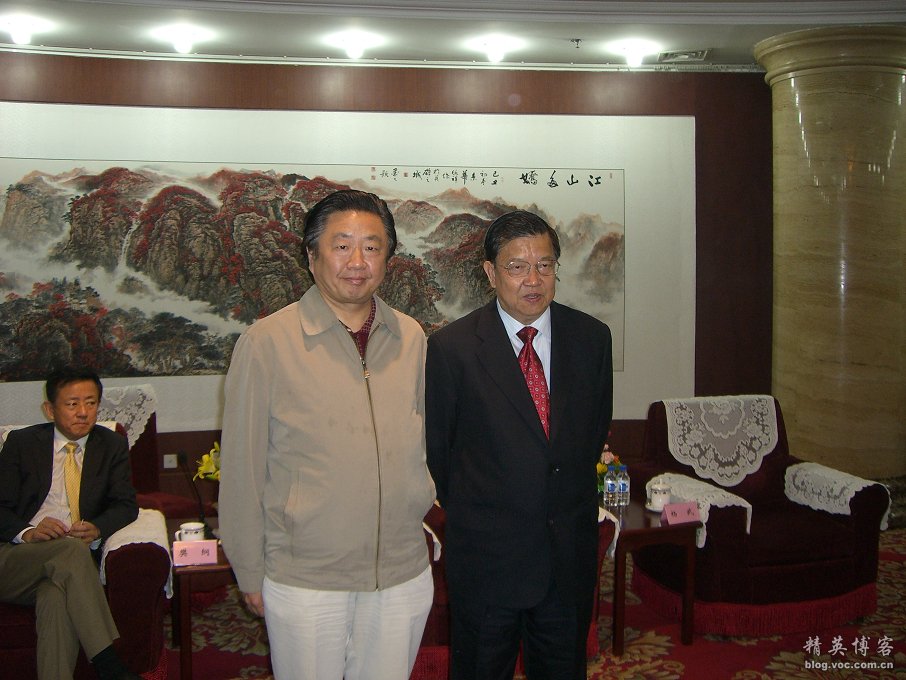 與博鰲亞洲經濟論壇秘書長龍永圖合影。