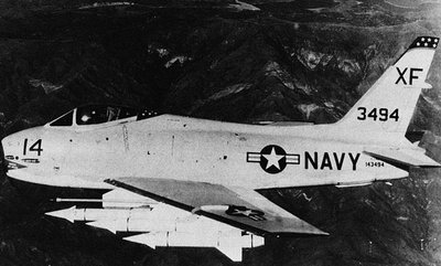 掛載 5 枚“小鬥犬”空對地飛彈的 FJ-4B