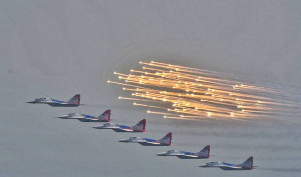 雨燕飛行表演隊飛越珠海機場上空
