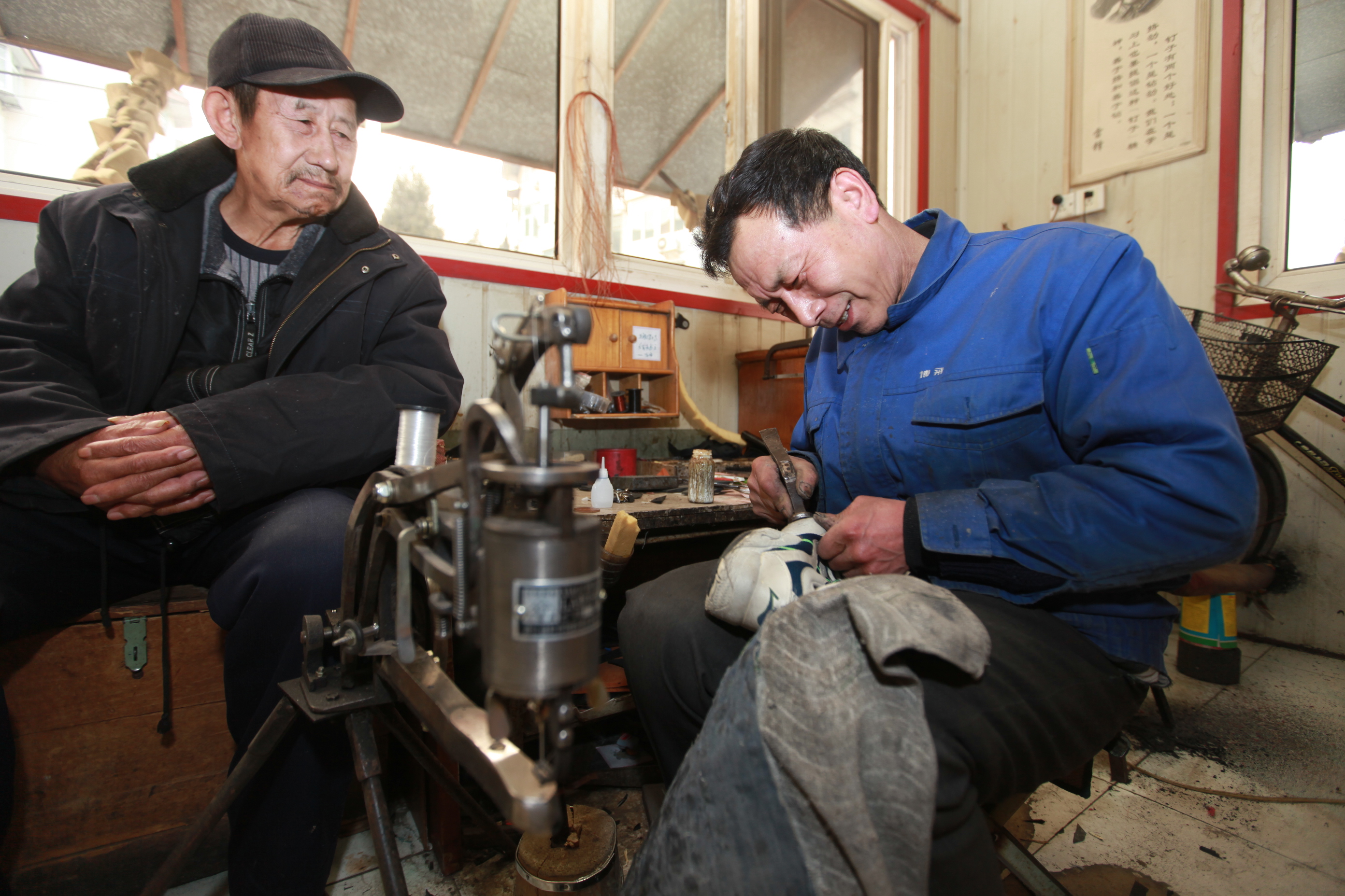 生前，孟憲峰幫居民修鞋