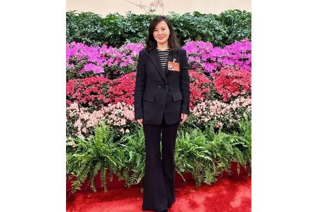 馮曉婷(第十四屆全國政協委員、新浪微博江蘇總編輯) 馮曉婷(第十四屆全國政協委員、新浪微博江蘇總編輯)