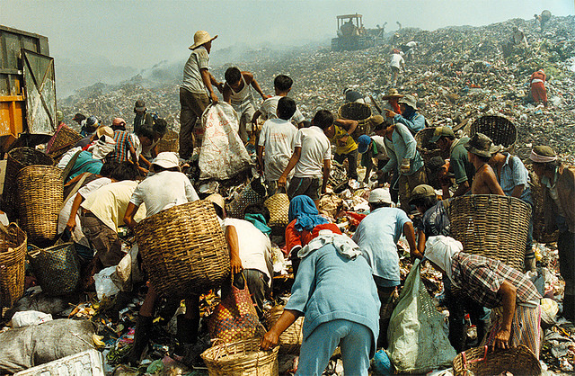 垃圾山(馬尼拉市郊的一個大型垃圾場)