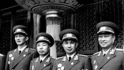 肖華(左2)