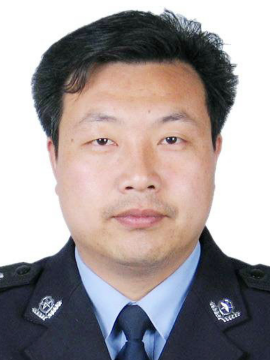 張青山(湖北省十堰市竹山縣公安局副局長、交通警察大隊大隊長、一級警長) 張青山(湖北省十堰市竹山縣公安局副局長、交通警察大隊大隊長、一級警長)