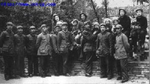 1949年5月，張祖諒(前排右3)與戰友們合影
