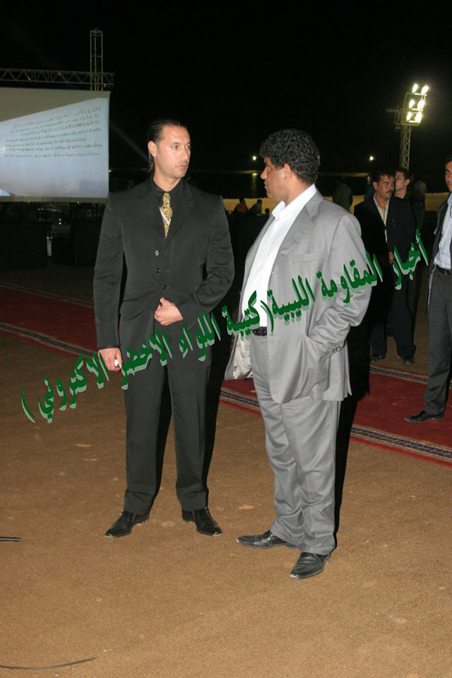 阿卜杜拉·塞努西（右）與卡扎菲的接班人穆塔西姆交流