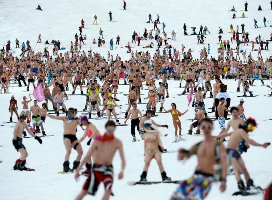 俄千人“裸體滑雪”