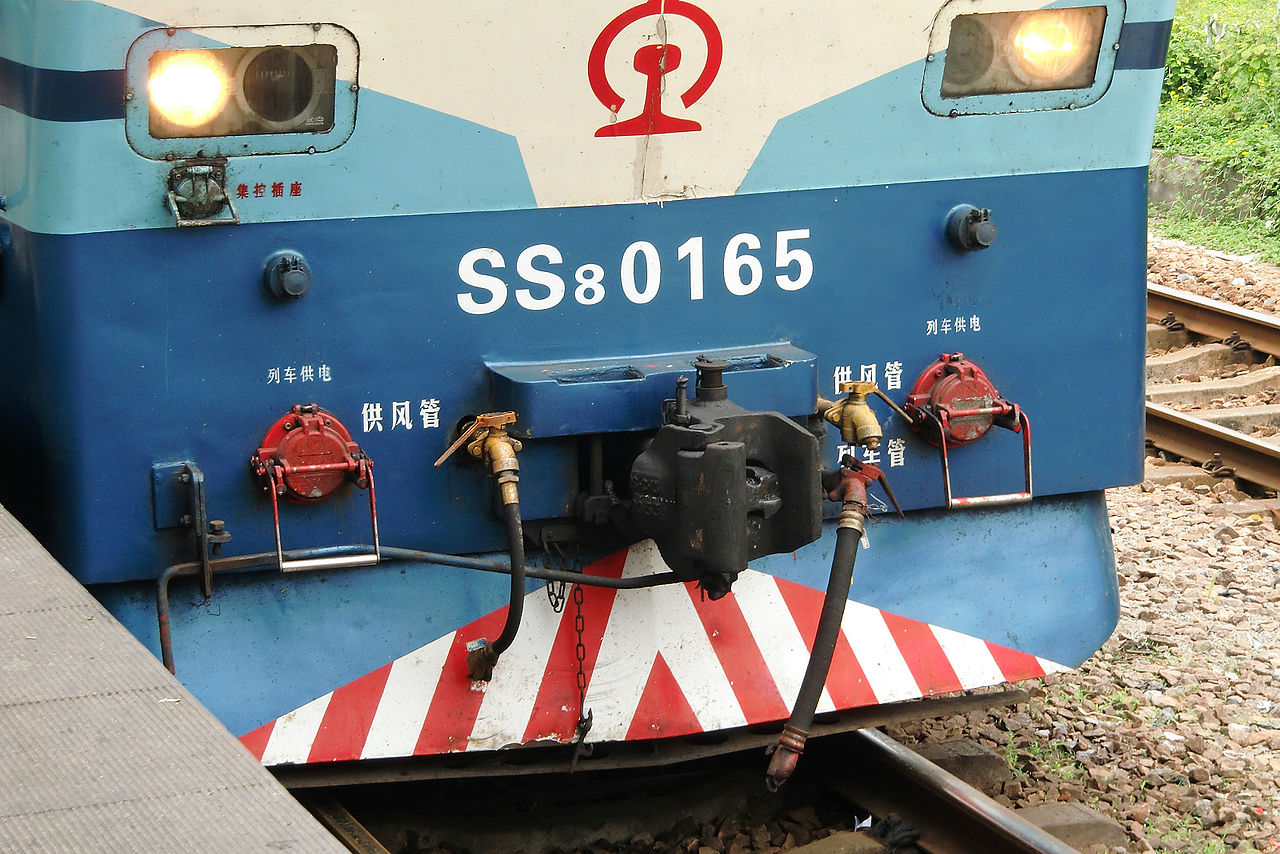 位於車鉤兩側的列車供電插座（紅色）