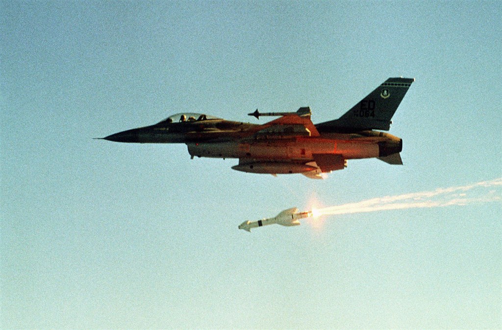 F-16發射AGM-119B