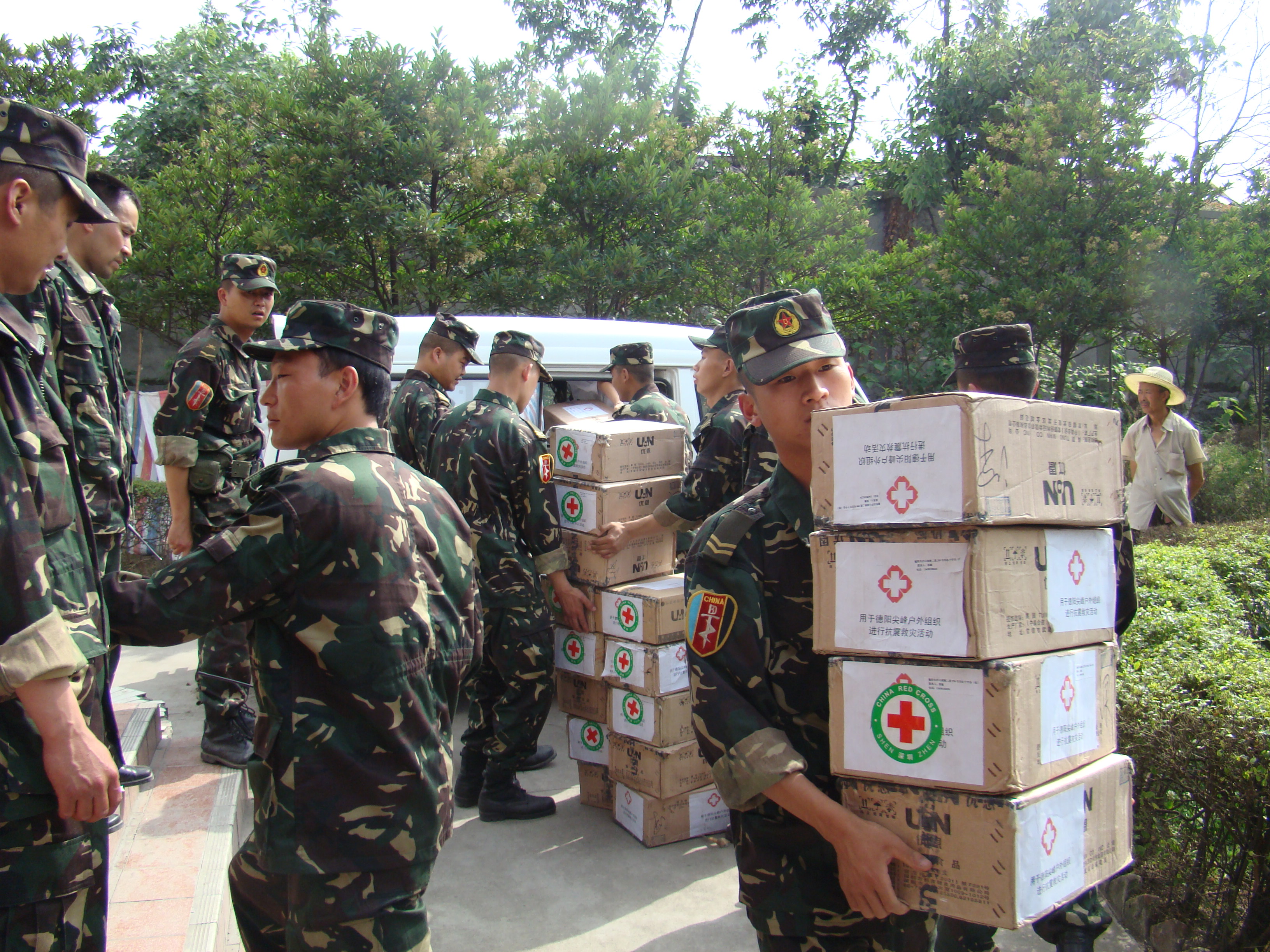 抗震救災向駐洛水部隊送物資