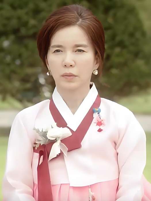 羅素女(《不要戀愛要結婚》中的虛構角色) 羅素女(《不要戀愛要結婚》中的虛構角色)