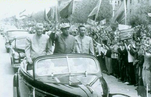 1965年4月閻紅彥（左）與金日成。