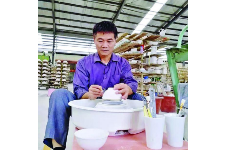 劉德新(廣西三環企業集團公司陶瓷研究所所長) 劉德新(廣西三環企業集團公司陶瓷研究所所長)