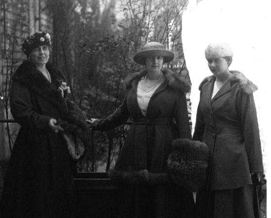 瑪麗王后和她的兩個女兒伊莉莎白和瑪麗亞在巴黎，1919年