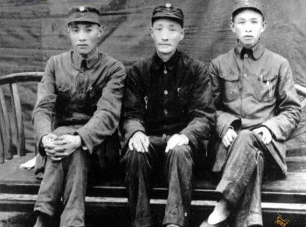 1943年吳仲超（中）王必成（右）江渭清合影