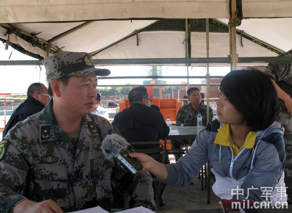 記者李謙在松花江大堤上採訪16軍軍長高光輝
