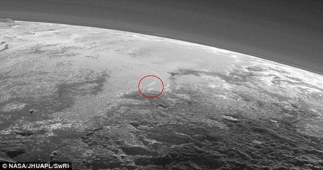 圖中可看到冥王星上空存在著雲層