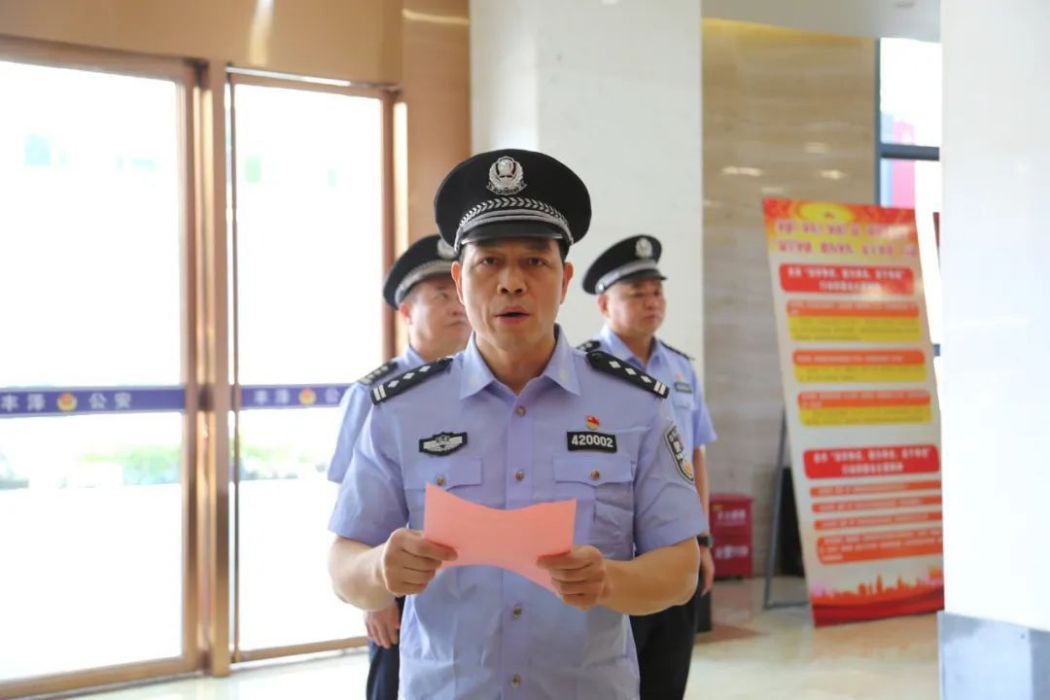 黃雲亮(泉州市公安局豐澤分局政委、四級高級警長) 黃雲亮(泉州市公安局豐澤分局政委、四級高級警長)