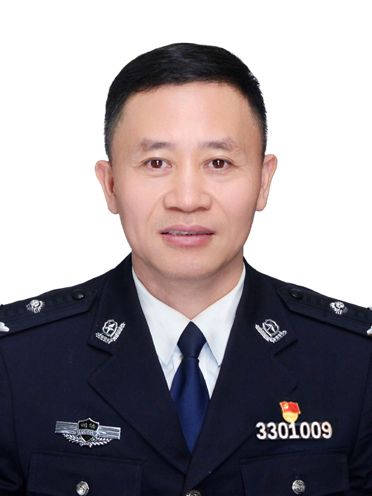 黃宏(浙江省監獄管理局黨委委員、副局長、一級調研員,省東聯集團有限責任公司董事) 黃宏(浙江省監獄管理局黨委委員、副局長、一級調研員,省東聯集團有限責任公司董事)