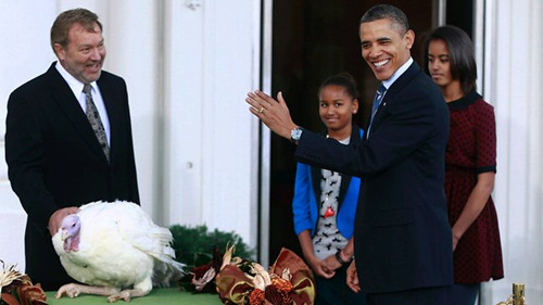歐巴馬和女兒在白宮出席赦免火雞儀式