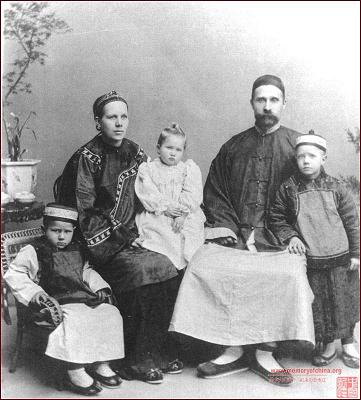 切斯特·朗寧(左一)兒時在襄樊的全家福