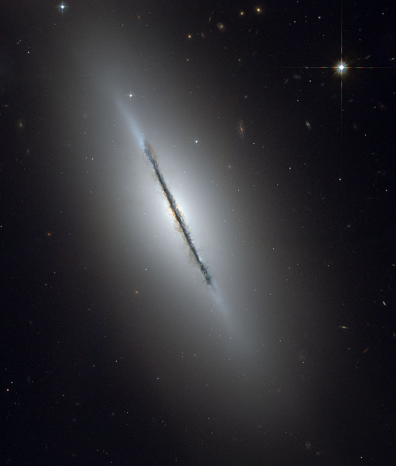 哈勃太空望遠鏡觀察到的NGC 5866