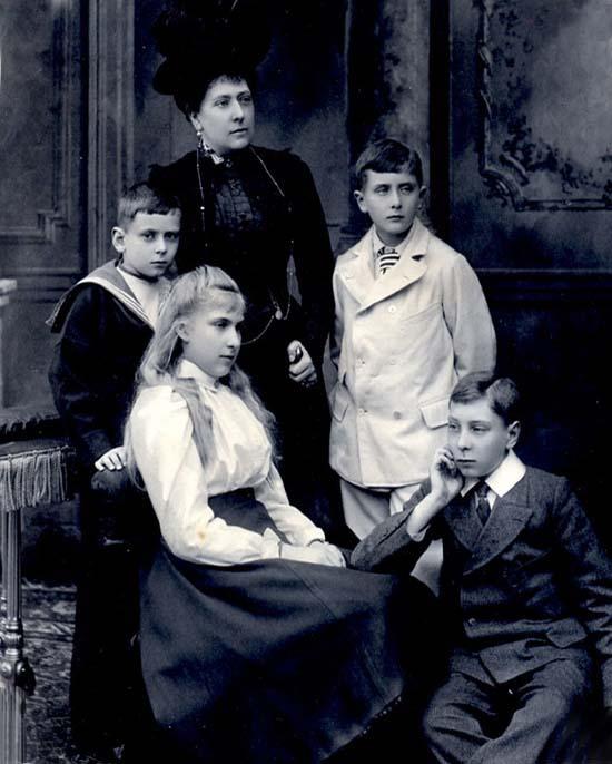 維多利亞·尤金妮亞與她的三個兄弟和母親