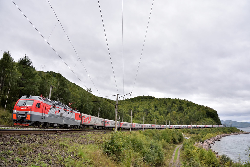 EP1P型061號機車牽引020Щ次加掛002Щ次列車運行在西伯利亞鐵路