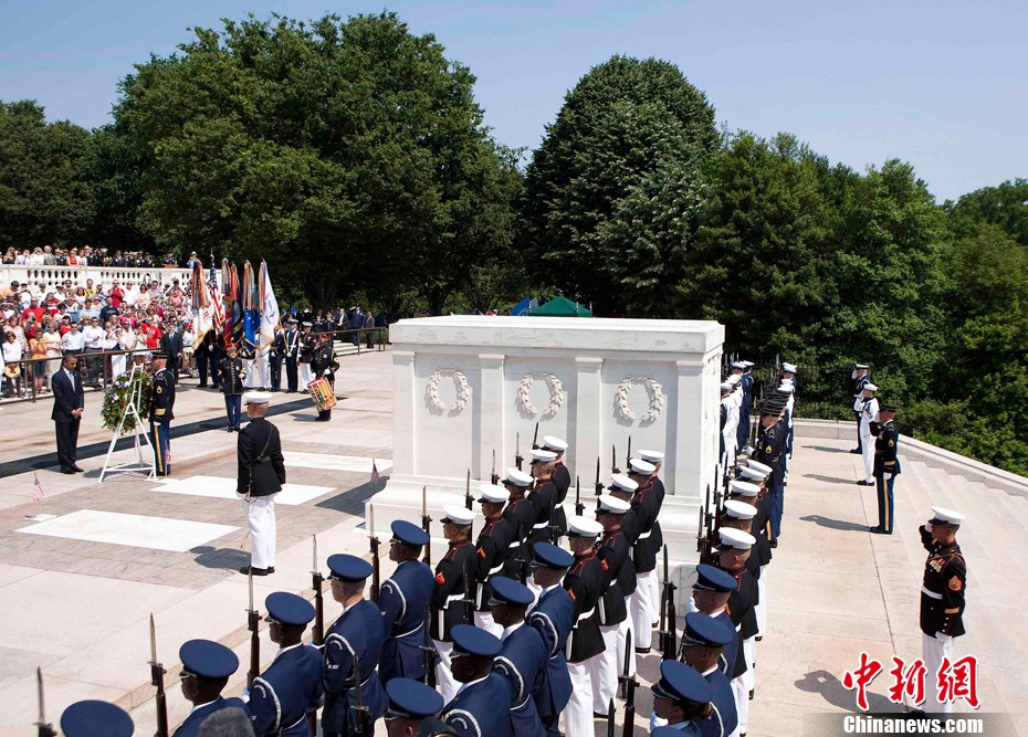 美總統歐巴馬在為無名戰士墓敬獻花圈