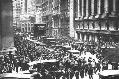 1929年10月29日人群聚集在紐約華爾街