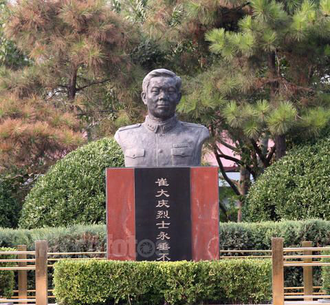 崔大慶烈士塑像